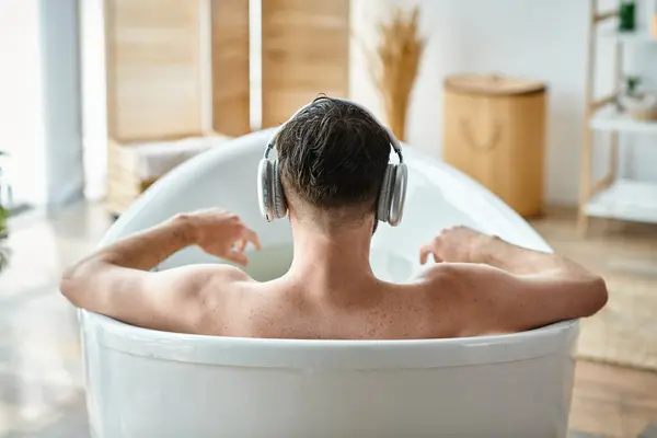 Vista posteriore del modello maschile seduto e rilassante attivamente nella sua vasca da bagno, consapevolezza della salute mentale — Foto stock