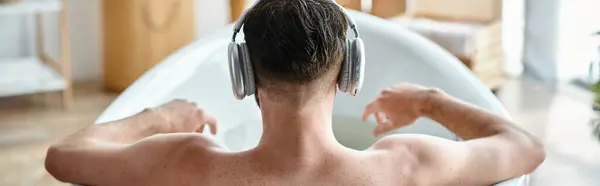 Vista posteriore dell'uomo seduto e rilassante attivamente nella sua vasca da bagno, consapevolezza della salute mentale, banner — Foto stock