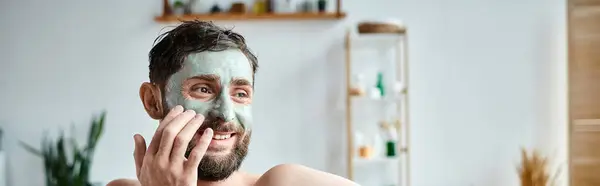 Homem alegre bonito com barba e máscara facial refrigeração em sua banheira, consciência de saúde mental, bandeira — Fotografia de Stock