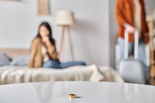 Selektiver Fokus des Eherings in der Nähe multiethnischer Paare, die sich im Schlafzimmer streiten, Scheidungskonzept — Stockfoto