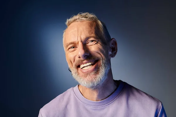 Gai attrayant mature homme avec barbe grise et casual vêtements tendance souriant heureux à la caméra — Photo de stock