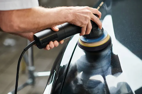 Vista ritagliata del personale di servizio professionale dedicato che lavora con attenzione con la lucidatrice in garage — Foto stock