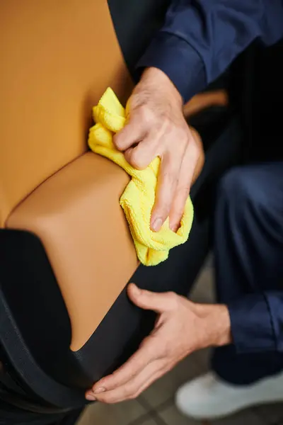 Ausgeschnittene Ansicht engagierter professioneller Servicekräfte in bequemen Uniformreinigungswagen mit gelbem Lappen — Stockfoto