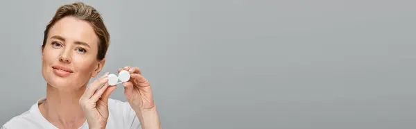 Freudige schöne Frau mit blonden Haaren, Kontaktlinsen haltend und glücklich in die Kamera blickend, Banner — Stockfoto