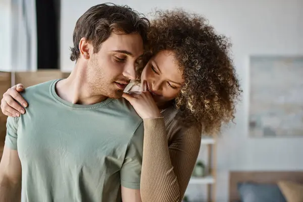 Romantisches junges Paar, das sich liebevoll umarmt, pflegt und die Zeit zu Hause genießt — Stockfoto