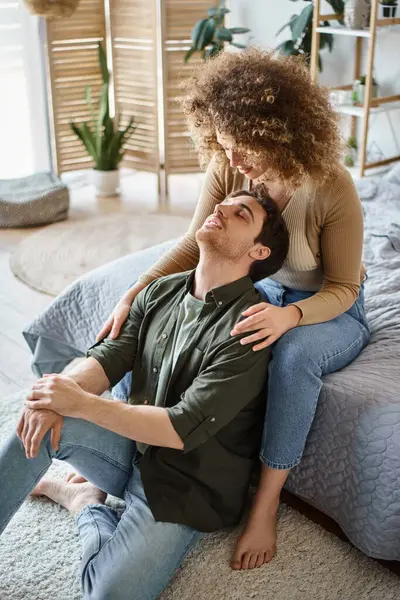 Feliz joven pareja abrazo con amor y ternura en interior dormitorio ocio actividad - foto de stock