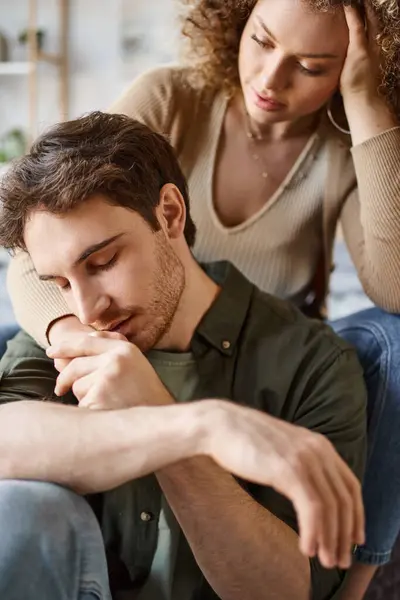 Retrato de homem beijando namoradas mão enquanto abraçando uns aos outros no quarto, casal apaixonado — Fotografia de Stock