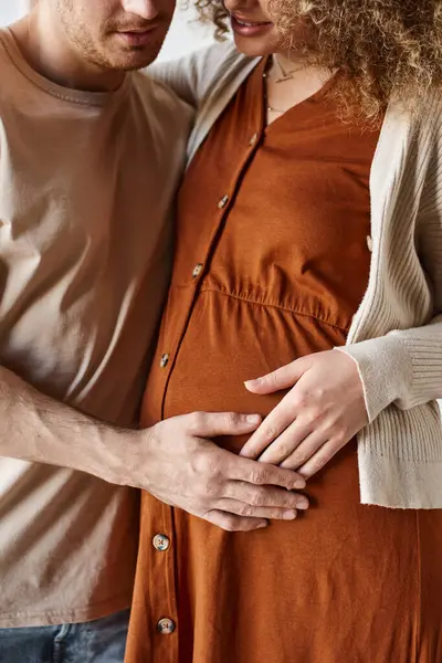 Pais-a-ser excitados, visão cortada do homem de mãos dadas na barriga grávida com amor e ternura — Fotografia de Stock