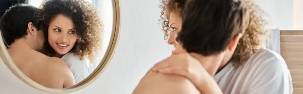 Vista laterale della giovane donna riccia e dell'uomo bruna in bagno che si abbracciano in amore e sorridono, banner — Foto stock