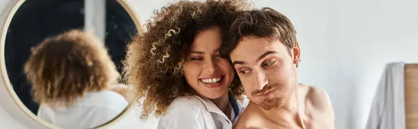 Pareja feliz enamorada en el baño. Mujer joven abrazando a su novio por detrás y sonriendo, pancarta - foto de stock