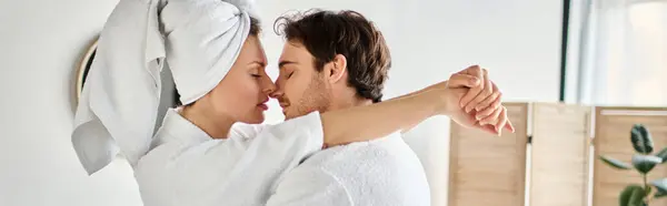 Coppia felice in accappatoi baciare in amore coccole in bagno, donna con asciugamano sulla testa, banner — Foto stock