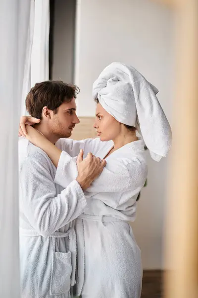 Привлекательная влюбленная пара в ванной обнимается и обнимается, мужчина трогает руку своей девушки — стоковое фото