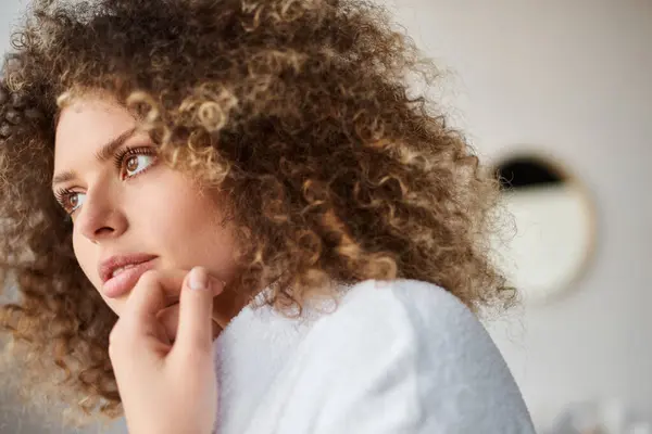 Nahaufnahme Porträt einer lockigen schönen jungen Frau in weißer Robe und wegschauen — Stockfoto