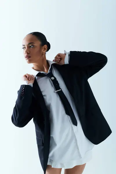 Afroamerikanerin trägt weißes Hemd und schwarzen Blazer und strahlt Zuversicht aus — Stockfoto