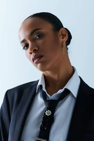 Uma jovem afro-americana de gravata preta e camisa branca exala sofisticação e estilo — Fotografia de Stock