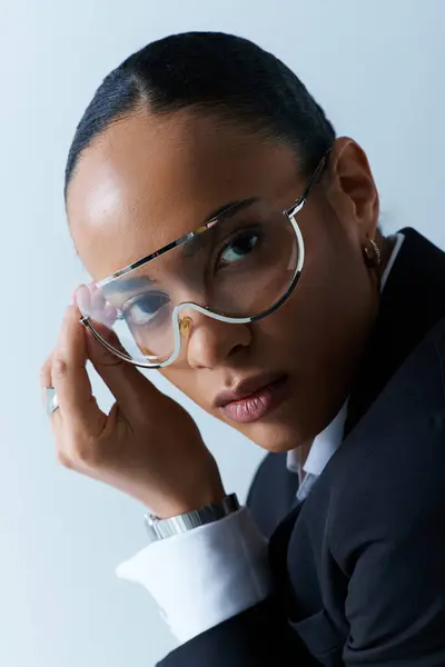 Giovane donna afroamericana sulla ventina, trasuda raffinatezza in un abito e occhiali — Foto stock