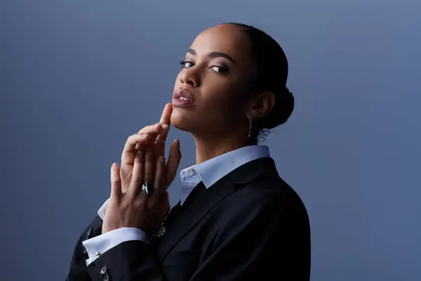 A young African American woman in a business suit elegantly holds her hands together. — Stock Photo