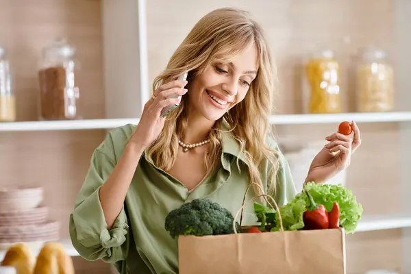 Una mujer sosteniendo una bolsa de compras con un pedazo de brócoli. - foto de stock