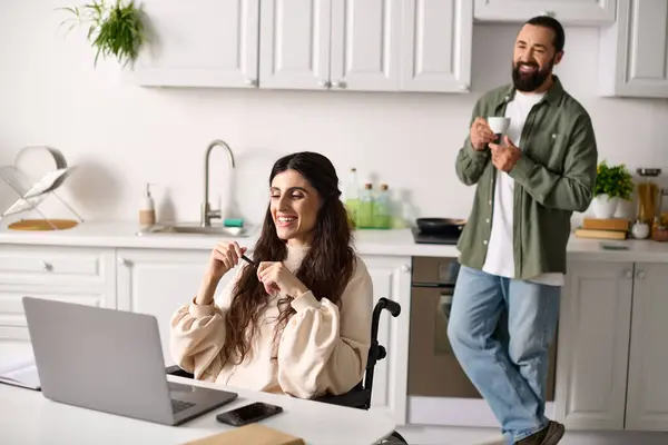 Hermosa mujer con discapacidad de movilidad tener videollamada cerca de su marido barbudo beber café - foto de stock