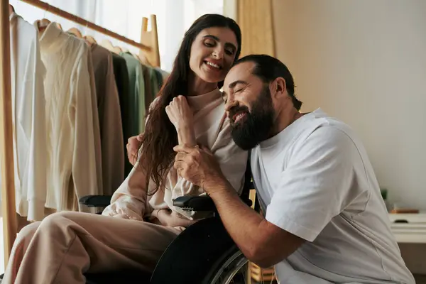 Atraente alegre homem passar tempo com sua bela esposa deficiente, enquanto no quarto em casa — Fotografia de Stock
