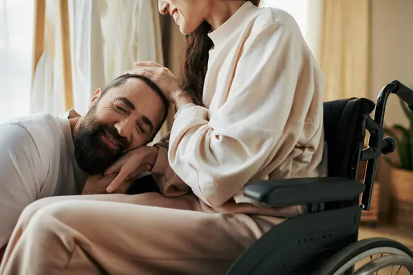 Attraente uomo allegro trascorrere del tempo con la sua bella moglie disabile mentre in camera da letto a casa — Foto stock