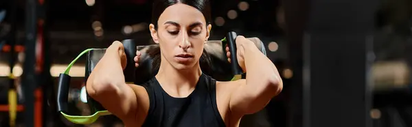 Belle femme sportive avec des cheveux bruns exerçant activement avec sac de puissance dans la salle de gym, bannière — Photo de stock