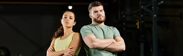 A male trainer teaches self-defense techniques to a woman in a gym. — Stock Photo
