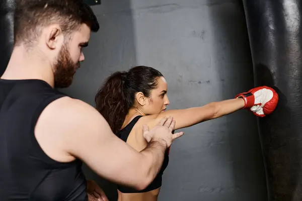 A male trainer coaches a brunette sportswoman, displaying strength and determination. — Stock Photo
