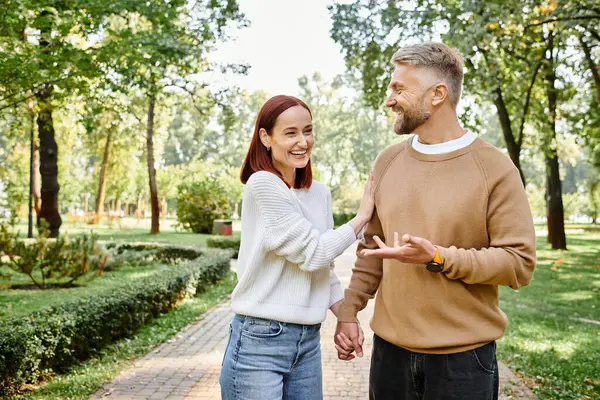 Couple aimant adulte marchant dans un parc paisible. — Photo de stock