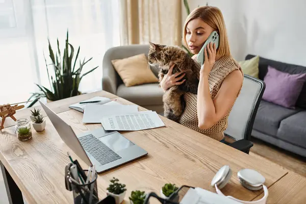 Una donna elegante che chiacchiera su un cellulare mentre coccola il suo adorabile gatto a casa. — Foto stock