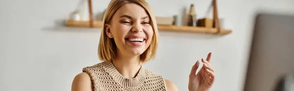 Una donna elegante con i capelli corti che fa videochiamate mentre è a casa, banner. — Foto stock