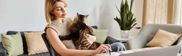 Una donna con i capelli corti tranquillamente seduta su un divano, che tiene il suo amato gatto in un ambiente accogliente casa. — Foto stock