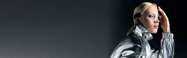 Donna particolare in occhiali sci fi e abbigliamento argento guardando la fotocamera su sfondo grigio scuro, banner — Foto stock