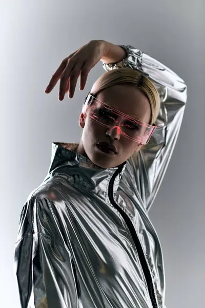 Seltsame Frau mit Science-Fiction-Brille in futuristischer Kleidung, die Roboterbewegungen macht und in die Kamera schaut — Stockfoto
