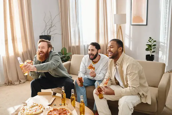 Trois hommes gais et interraciaux s'amusent ensemble sur un canapé, dégustant pizza et bière dans un cadre décontracté. — Photo de stock