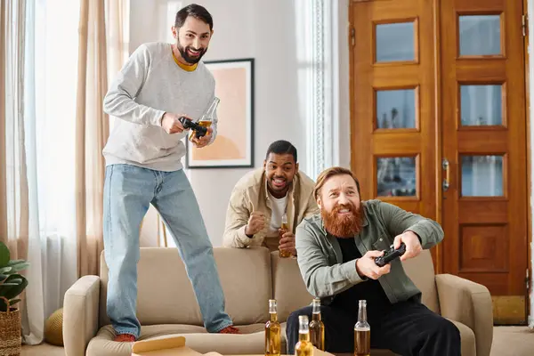 Deux hommes, de races différentes, profitent d'une séance de jeu animée sur le canapé, exsudant joie et camaraderie dans leur tenue décontractée. — Photo de stock