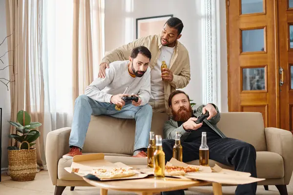 Dos hombres de diferentes razas están sentados en un sofá, enfocados y comprometidos en un videojuego, sus expresiones muestran emoción y camaradería. - foto de stock