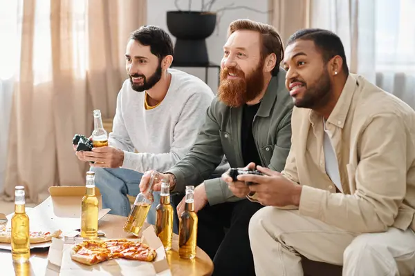 Trois hommes gais, beaux et interraciaux en tenue décontractée sont assis autour d'une table, partageant bière et pizza, profitant mutuellement de la compagnie. — Photo de stock