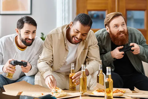 Trois hommes gais et interracial en tenue décontractée s'assoient autour d'une table, mangeant joyeusement des tranches de pizza ensemble. — Photo de stock