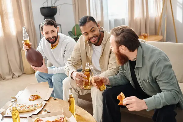 Trois beaux, gais hommes de différents horizons appréciant la pizza et la bière, mettant en valeur l'amitié et les bons moments. — Photo de stock