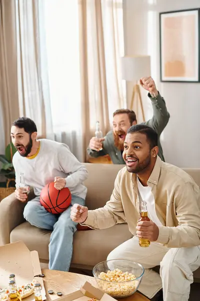 Três homens alegres e inter-raciais em trajes casuais desfrutam de um momento de camaradagem enquanto se sentam juntos em cima de um sofá. — Fotografia de Stock