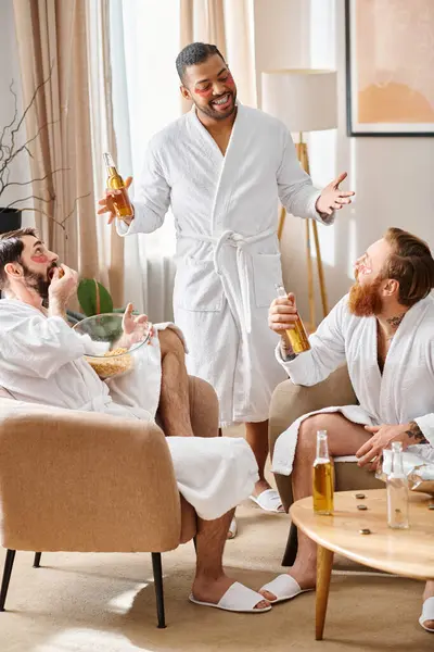 Un homme en robe blanche se tient paisiblement dans un salon contemporain à côté de ses amis divers. — Photo de stock