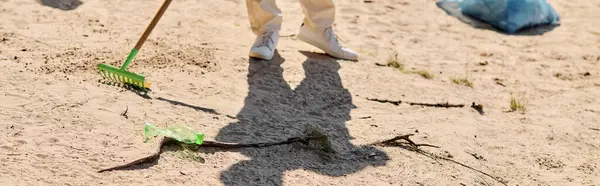 Uma pessoa varre elegantemente com uma vassoura enquanto outra eficientemente esfrega com uma esfregona de poeira em um parque. — Fotografia de Stock
