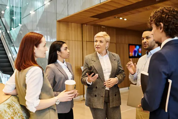 Grupo interracial de empresarios conversando animadamente. - foto de stock
