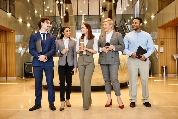 Diverse group of business professionals collaborating in a lobby. — Stock Photo