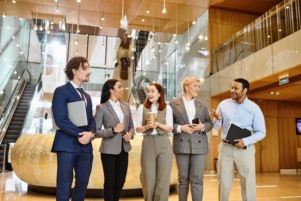 Um grupo diversificado de empresários de pé juntos em um lobby. — Fotografia de Stock