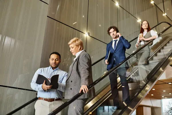 Різноманітні бізнес-професіонали спускаються сходами разом. — стокове фото
