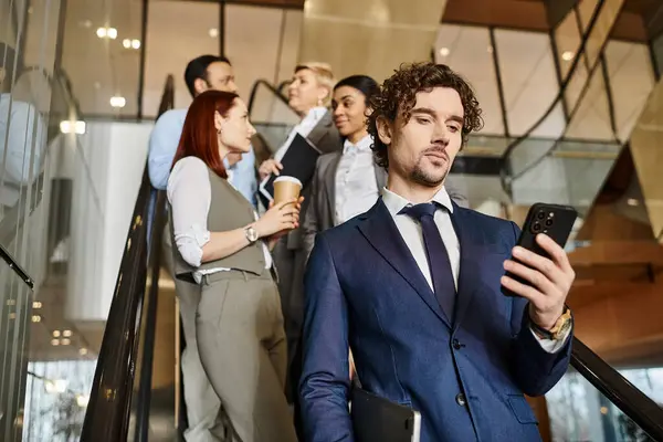 Un homme adapté à divers groupes de discussions sur smartphone. — Photo de stock