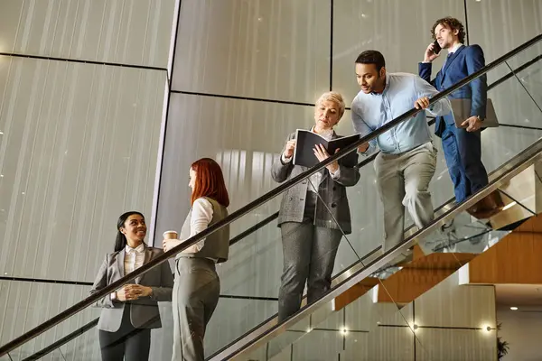 Разнообразные бизнесмены спускаются по лестнице вместе. — стоковое фото