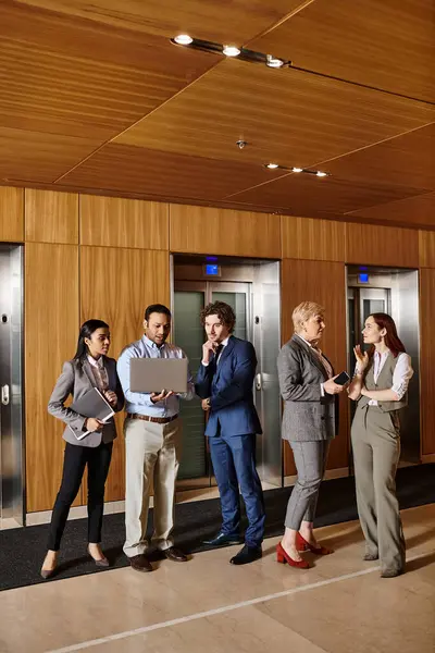Diverso grupo de empresarios frente a ascensores. - foto de stock